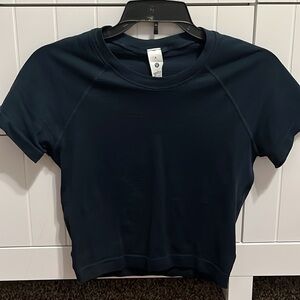 Navy cropped swiftly tech brand new size 4 $55